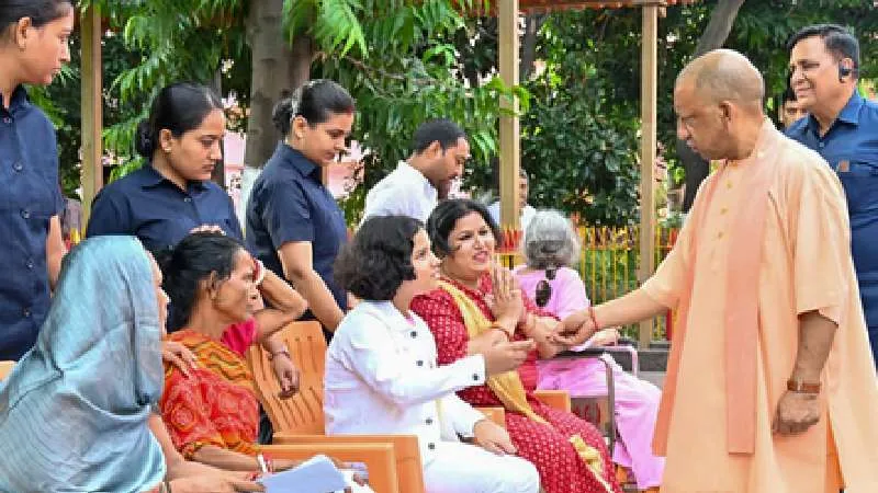 जनता दर्शन में दिखा मुख्यमंत्री योगी का वात्सल्य रूप, बच्चों के चेहरों पर लौटी मुस्कान