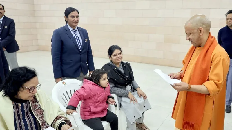 'जनता दर्शन' में छोटी बच्ची की कविता सुन CM योगी हुए गदगद, अधिकारियों को दिया तुरंत एडमिशन कराने आदेश