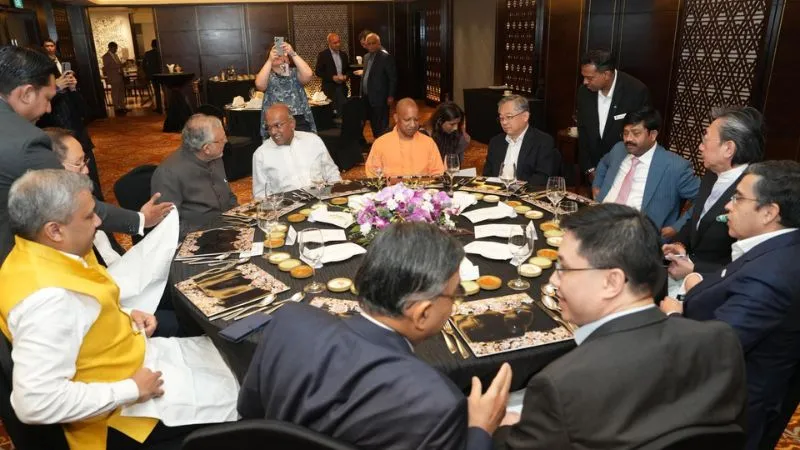 सिंगापुर में योगी का जलवा, सेमीकंडक्टर और डिजिटल गवर्नेंस पर बड़ी डील, निवेशकों को दिया न्योता