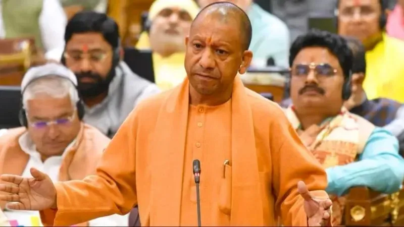 भगवा परिधान में ग्लोबल निवेश मिशन पर CM योगी, जानें सिंगापुर-जापान दौरे पर मुख्यमंत्री के साथ कौन-कौन जाएगा? शेड्यूल जारी