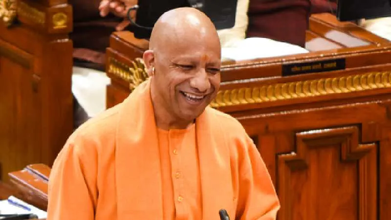 सीएम योगी आदित्यनाथ ने 2.51 लाख किसानों को फसल बीमा और 3500 परिवारों को दुर्घटना सहायता राशि वितरित की, आपदा प्रबंधन में युवाओं को सक्रिय किया