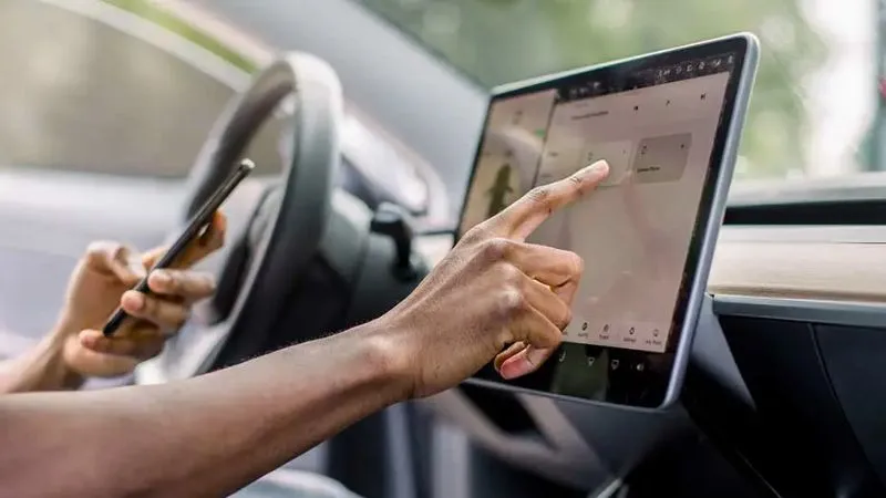 ड्राइवर की सुरक्षा को देखते हुए कारों में हो सकता है बड़ा बदलाव, टचस्क्रीन सिस्टम पर बैन की तैयारी!