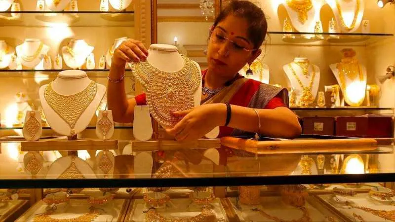 Gold And Silver Price: सोना-चांदी में बड़ी गिरावट, शादी सीजन में हर दिन हो रहा सस्ता, जानें आज का लेटेस्ट रेट