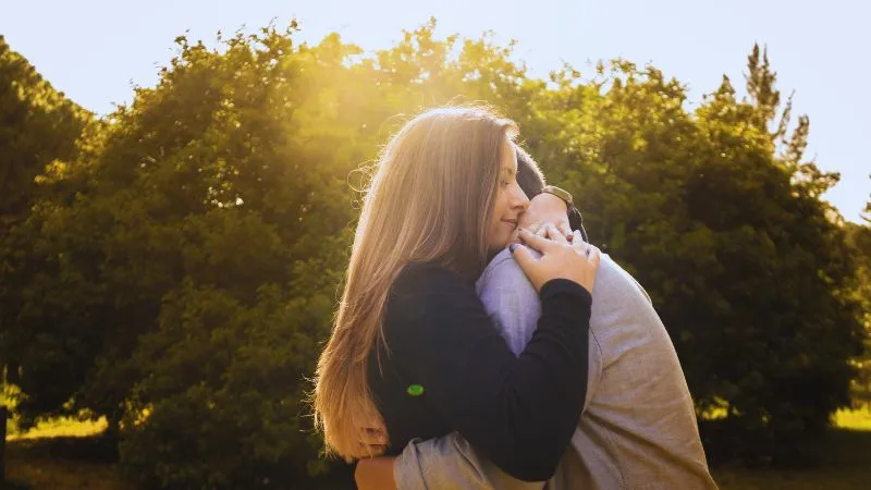 Hug Day 2026: इस तरह करें अपने पार्टनर को हग, ये गलतियां करने से बचें, वरना सब गड़बड़ हो जाएगा