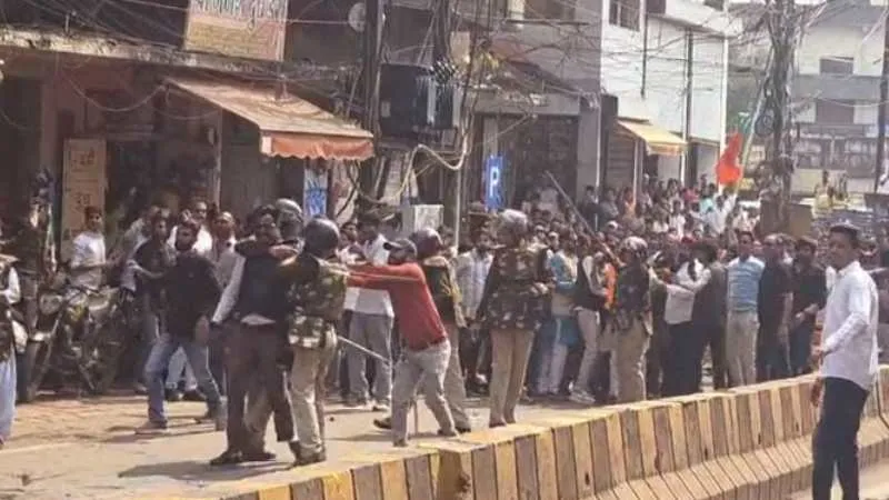 इंदौर में कांग्रेस और भाजयुमो के कार्यकर्ताओं के बीच झड़प, पुलिस ने किया नियंत्रण
