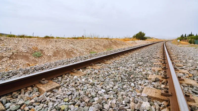 रेलवे ट्रैक की पटरियों में जंग क्यों नहीं लगती, वजह जानकर सर चकरा जाएगा, शायद ही लोगों को पता हो जवाब