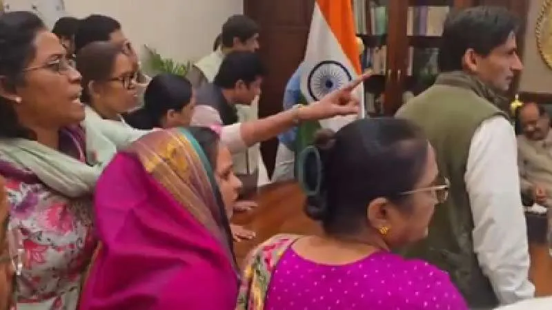 केंद्रीय मंत्री किरेन रिजिजू ने कांग्रेस सांसदों पर लगाया गंभीर आरोप, कहा-स्पीकर के चैंबर में हुई धमकी और अपशब्दों की घटना