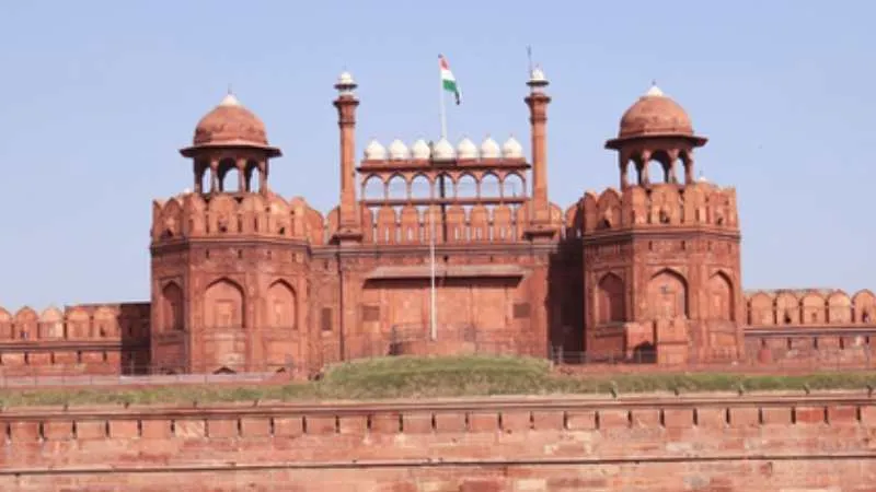 दिल्ली में लाल किला, सचिवालय और स्कूलों को बम धमकी, सुरक्षा एजेंसियां अलर्ट