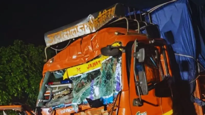 मथुरा: यमुना एक्सप्रेसवे पर भीषण हादसा, कंटेनर ने बस को मारी टक्कर, हादसे में 6 लोगों की मौत एक घायल