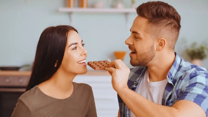 Chocolate Day 2026: इस तरह से अपने पार्टनर को दें चॉकलेट, मत करना ये गलतियां, वरना सारा मूड बिगड़ जाएगा