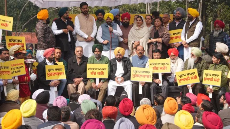 AAP नेताओं ने राजा वडिंग-बाजवा को घेरा, चंडीगढ़ में किया विरोध प्रदर्शन, कांग्रेस को बताया 'दलित-विरोधी' मानसिकता वाली पार्टी