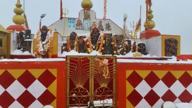 Shikari Devi Temple: पांडवों ने की थी स्थापना, आज तक कोई नहीं बनवा सका मंदिर की छत, जानें क्या है रहस्य