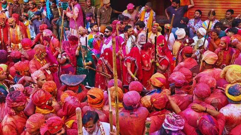 नंदगांव के हुरियारों पर बरसाना में बरसीं प्रेम की लाठियां, परंपरा का उड़ा गुलाल, योगी सरकार ने दिया भव्य रूप