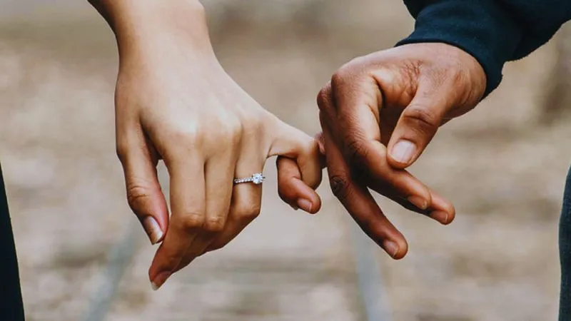 Promise Day 2026: गिफ्ट से ज्यादा कीमती है वादा, बस ये गलतियां मत कर देना, वरना एक पल में सब बिगड़ जाएगा