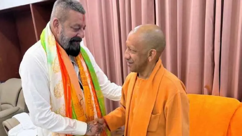 संजय दत्त ने की मुख्यमंत्री योगी आदित्यनाथ से मुलाकात, लखनऊ दौरे की तस्वीर हुई वायरल
