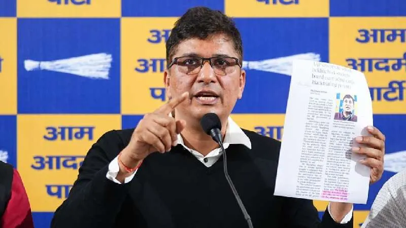 सोमवार देर रात तक बच्चों का एडमिट कार्ड लेकर शिक्षा मंत्री के घर क्यों बैठे थे एपीजे स्कूल के प्रिंसिपल?- सौरभ भारद्वाज