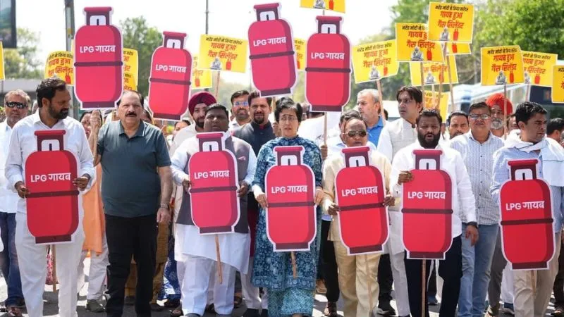 ‘गायब हुआ सिलेंडर, मोदी ने किया सरेंडर…’, गैस किल्लत पर ‘आप’ विधायकों का दिल्ली विधानसभा के बाहर हल्लाबोल