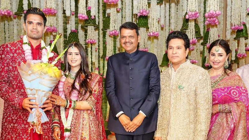 सचिन तेंदुलकर के बेटे अर्जुन तेंदुलकर ने सानिया चंडोक से मुंबई में रचाई शादी, सीएम फडणवीस ने भविष्य के लिए दोनों को दी बधाई और शुभकामनाएं