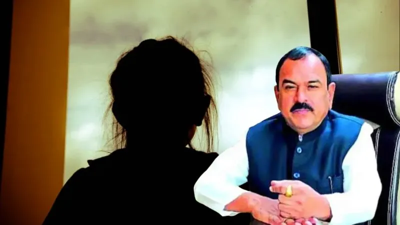 ढोंगी अशोक खरात की कोड लैंग्वेज… झूमर की लाइट बंद होते ही शुरू होता था घिनौना कांड, केबिन में No Entry का इशारा