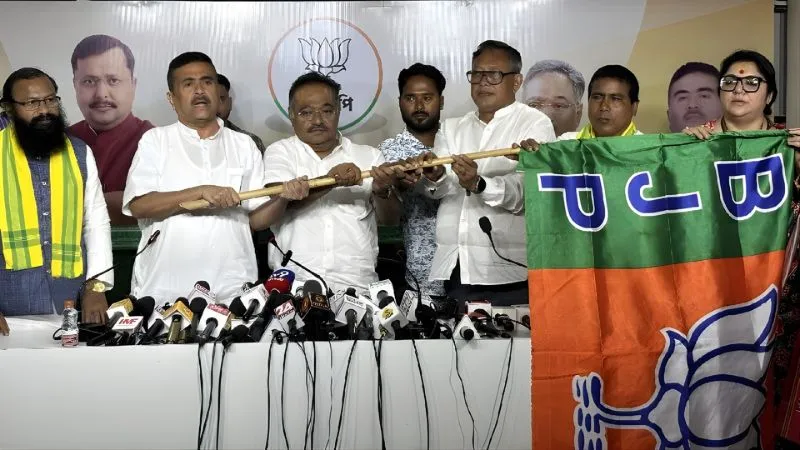 'मैं भ्रष्ट पार्टी के साथ नहीं रह सकता...', बंगाल चुनाव से पहले TMC को बड़ा झटका, पूर्व विधायक ने थामा BJP का दामन