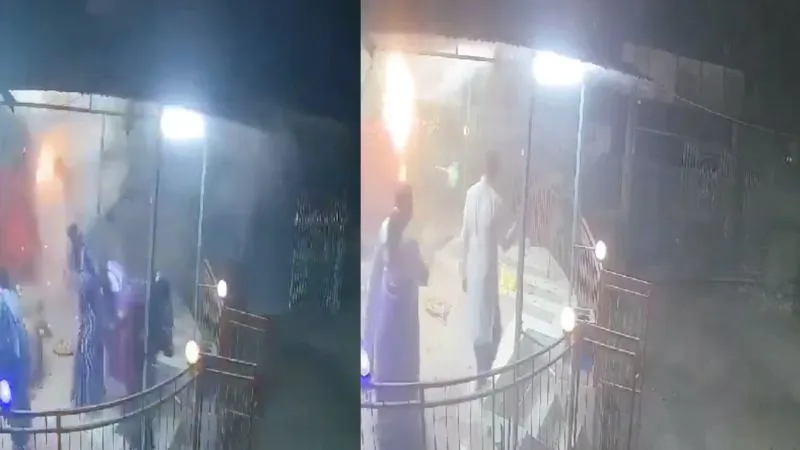 बांग्लादेश: काली मंदिर में आरती के बीच जोरदार ब्लास्ट, राक्षसी मुखौटा पहनकर घुसा था हमलावर, पुजारी समेत कई घायल