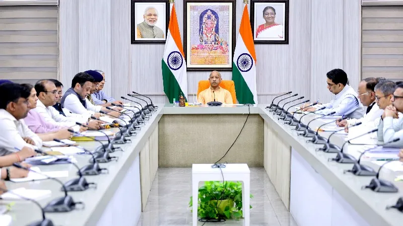त्योहारों पर न हो कोई गड़बड़ी... CM योगी ने अधिकारियों को दिए सख्त निर्देश, कहा- माहौल बिगाड़ने वालों में हो पुलिस का खौफ
