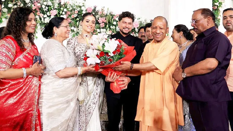 लखनऊ में कुलदीप यादव के रिसेप्शन में पहुंचे CM योगी, गिफ्ट में क्या-क्या दिया? जानें पूरी डिटेल