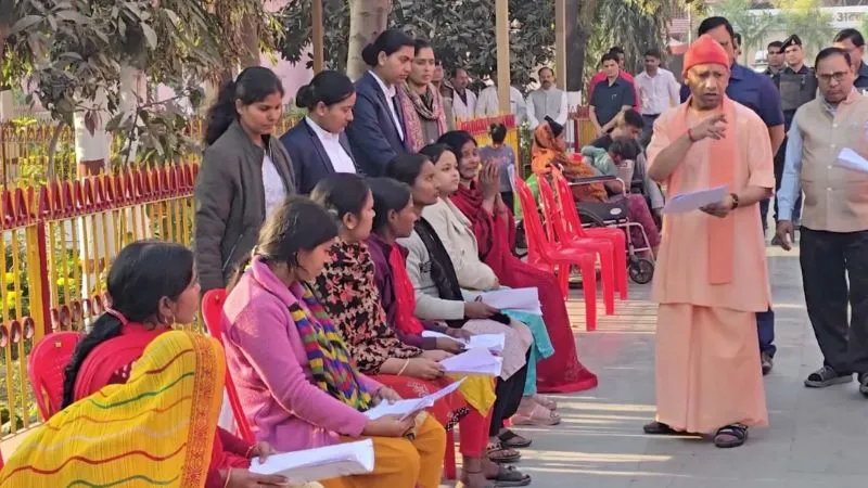 'बेफिक्र इलाज कराएं, सहायता के लिए हम हैं...', जनता दर्शन में CM योगी का एक्शन, कब्जा माफियाओं-दबंगों में हड़कंप!