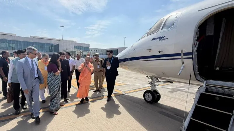 ऐतिहासिक क्षण: जेवर एयरपोर्ट से पहली उड़ान, राज्यपाल आनंदीबेन पटेल और CM योगी ने किया लखनऊ का सफर