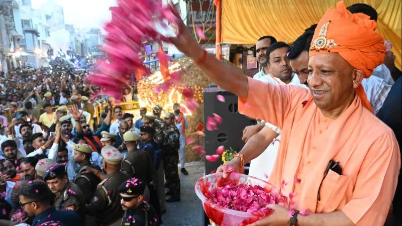 ‘सुरक्षा का अहसास ही रामराज्य की अवधारणा’ गोरखपुर में CM योगी ने मनाई होली, हिरण्यकश्यप से की माफियाओं की तुलना