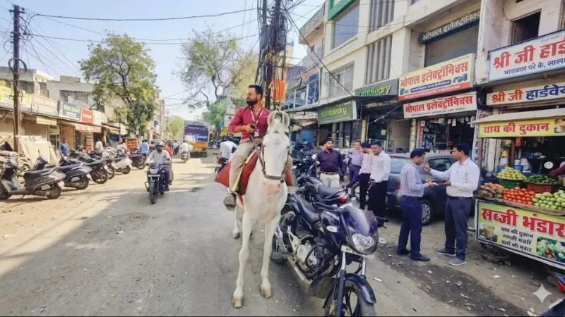 न तेल का खर्चा, न चालान का डर! बुलेट छोड़ घोड़े पर सवार होकर दफ्तर पहुंचा बैंक कर्मचारी, देखें वीडियो