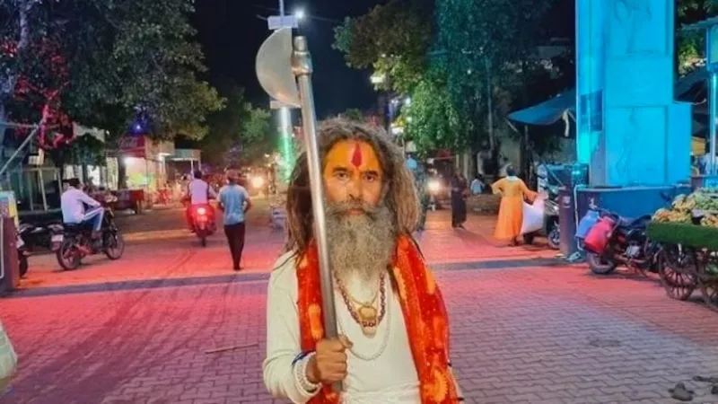 समाधि स्थल, लाइसेंस, पुलिस चौकी, गायों की देखभाल...मथुरा में फरसा बाबा की मौत के बाद प्रशासन के बड़े ऐलान