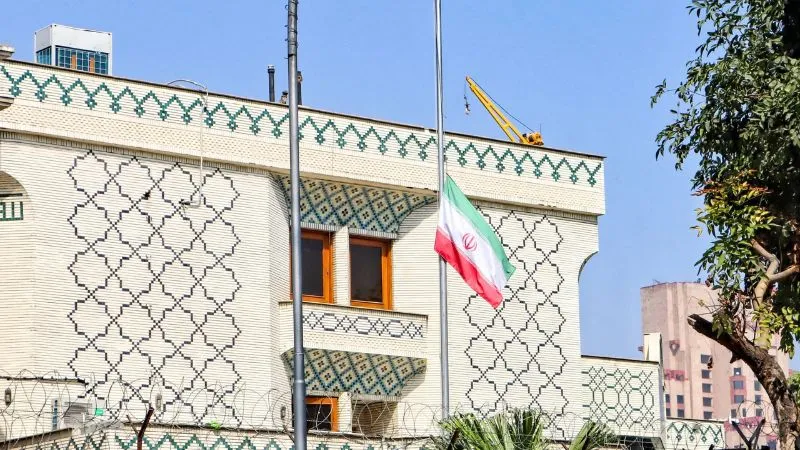 खामेनेई के निधन से गमगीन ईरान, दिल्ली में झुका दूतावास का झंडा, दुनिया से की हमले की निंदा की अपील