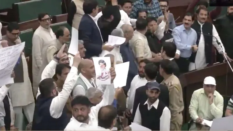 ईरान युद्ध पर जम्मू कश्मीर विधानसभा में मचा घमासान, खामेनेई के पोस्टर लहराकर नारेबाजी, भिड़ गए कांग्रेस-BJP विधायक