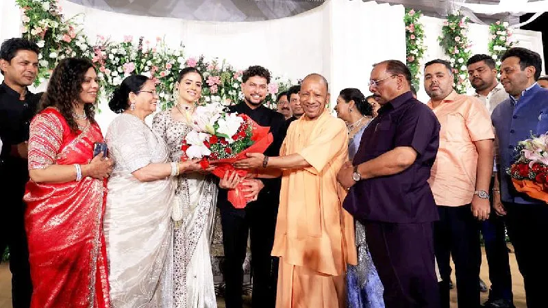 क्रिकेटर कुलदीप यादव के रिसेप्शन में पहुंचे सीएम योगी, नवविवाहित जोड़े को दिया आशीर्वाद