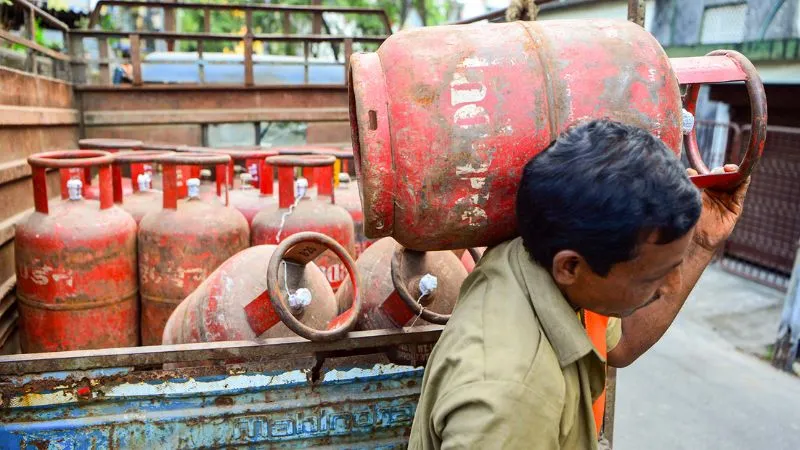 LPG सिलेंडर के दाम 115 रुपये तक बढ़े, दिल्ली-मुंबई में घरेलू और कमर्शियल कीमतों में बड़ा बदलाव, जानें नए रेट