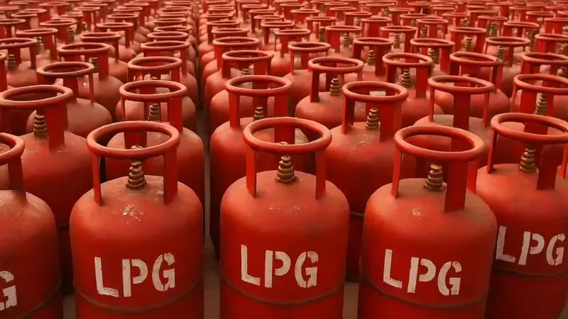 समुंद्र में फंसी 3 लाख टन LPG, सप्लाई पर पड़ सकता है असर, सरकारी अधिकारी ने दी चेतावनी