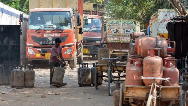 LPG माफिया पर सरकार का ‘सर्जिकल स्ट्राइक’, 12,000 ठिकानों पर छापेमारी, 15,000 सिलेंडर बरामद