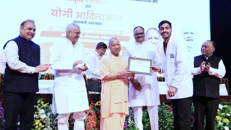 CM योगी ने 665 नर्सिंग ऑफिसर को दिए नियुक्ति पत्र, बोले-पारदर्शी चयन प्रक्रिया से मिला हक