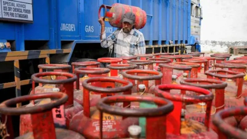 LPG संकट पर सरकार को घेरने चले सपा नेता ही कालाबाजारी में शामिल! लखनऊ में रिसॉर्ट से मिले 88 सिलेंडर