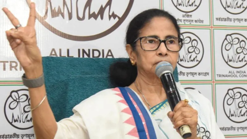 महिलाओं, युवाओं और किसानों पर फोकस: तृणमूल कांग्रेस के घोषणा-पत्र में ममता बनर्जी की 10 प्रतिज्ञाएं