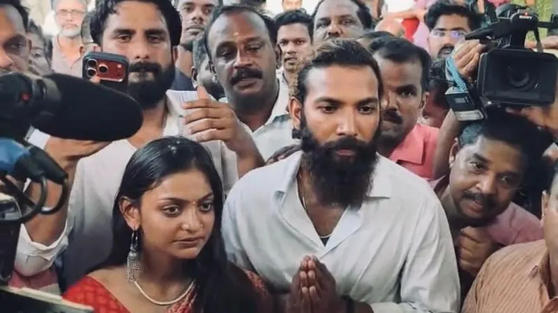 ‘महाकुंभ वायरल गर्ल’ मोनालिसा की शादी पर बड़ा खुलासा, निर्देशक के दावे से मचा हड़कंप!