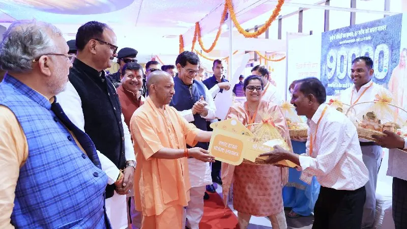 पिछली सरकारों में पाले गए माफियाओं ने गरीबों का हक छीना,  जमीनें कब्जाईं, अब उन्हीं जमीनों पर गरीबों के लिए घर बनेंगे: मुख्यमंत्री