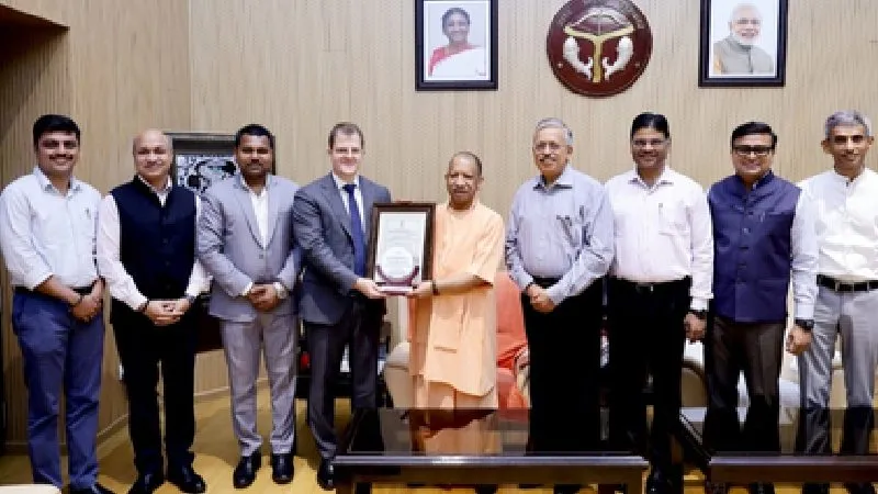 सीएम योगी को सौंपा गया नोएडा इंटरनेशनल एयरपोर्ट का लाइसेंस, जल्द शुरू होंगी वाणिज्यिक उड़ानें