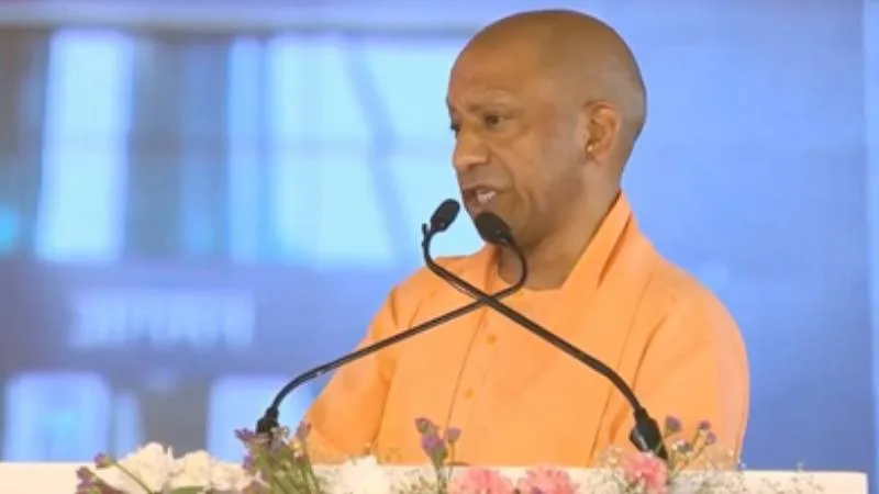 जेवर एयरपोर्ट उद्घाटन: पीएम मोदी ने दी यूपी को वैश्विक उड़ान, सीएम योगी बोले-नए भारत की नई पहचान