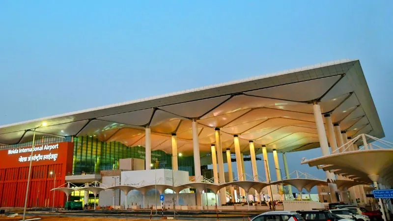 हवेली शैली की झलक, गंगा घाट थीम... देशभर के हैंडीक्राफ्ट्स से सजा नोएडा इंटरनेशनल एयरपोर्ट बना सांस्कृतिक पहचान का प्रतीक