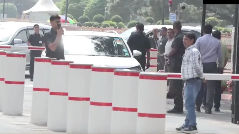 बूम बैरियर एक्टिव, सायरन की गूंज… सदन की कार्यवाही के बीच संदिग्ध गाड़ी की एंट्री से मची अफरा-तफरी