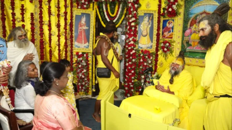 बीच बारिश प्रेमानंद महाराज से मिलीं राष्ट्रपति द्रौपदी मुर्मू, आश्रम में राधे-राधे से हुआ स्वागत, जानें क्या हुई बात