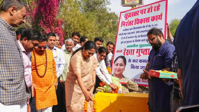 सीएम रेखा गुप्ता ने शालीमार बाग में सड़क, ड्रेनेज और स्वास्थ्य परियोजनाओं का किया उद्घाटन