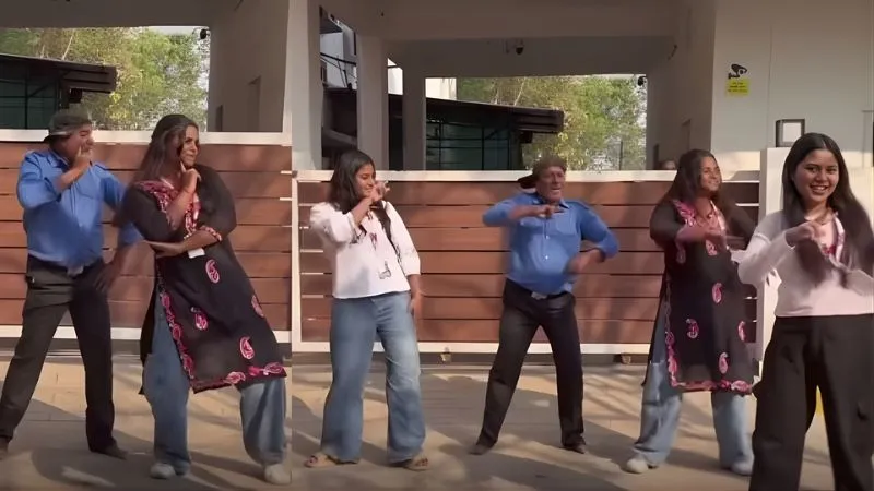 कॉलेज में रील बना रही थीं लड़कियां, तभी गार्ड ने मारी एंट्री, ‘बेबी डॉल’ पर किया ऐसा डांस कि वीडियो हो गया वायरल